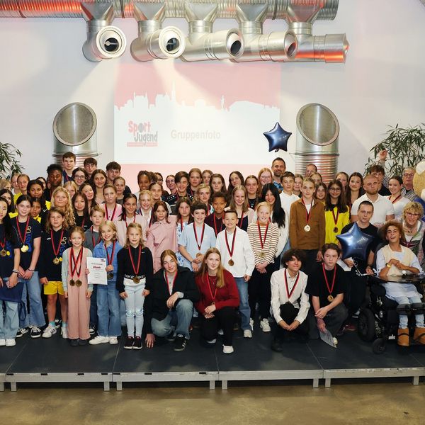 Gruppenfoto alle Geehrten | Jugendsportehrung 2025 | (c) Stadtsportbund Aachen e.V., Andreas Steindl